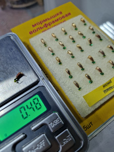 Мормышка вольф.точеная Опарыш Риски коронка D-3,0мм/вес- 0,48гр золото/красная полоса