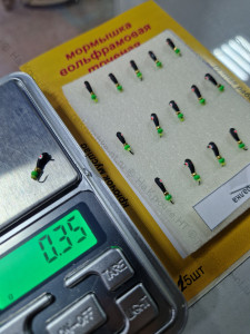 Мормышка вольф.точеная Уралка D-2,5мм/вес- 0,35гр, черная с глазком и зеленой бусинкой