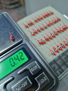 Мормышка вольфрам Капля с обмазкой бело-черно-красная с камнем