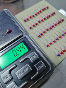 Мормышка Капля с ушком d 3.0 мм, обмазка с камнем фосфор фиолетовый с цветными точками