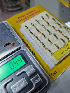 Мормышка вольф.точеная Уловистая Каскад Риски D-3,0мм/вес- 0,44гр латунь/зеленая полоса с подвеской